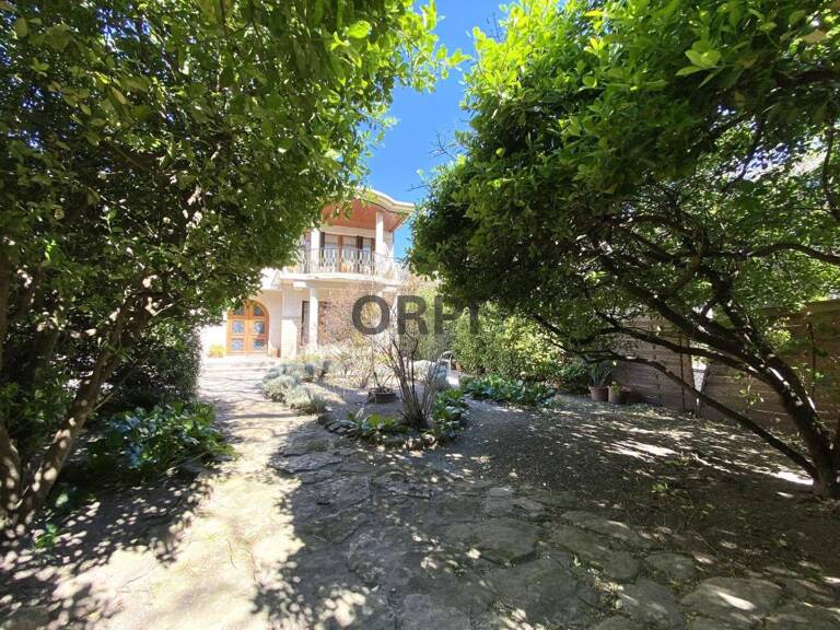 Rare sur le marché, maison de ville avec du cachet, jardin, garage et dépendances  ! — photo 1