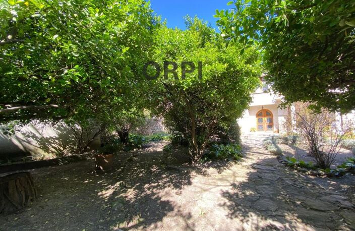 Rare sur le marché, maison de ville avec du cachet, jardin, garage et dépendances  ! — photo 2