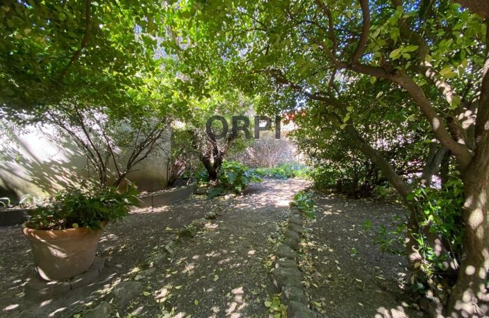 Rare sur le marché, maison de ville avec du cachet, jardin, garage et dépendances  ! — photo 3