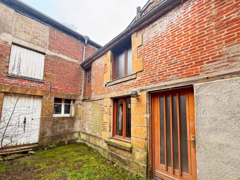 Maison T3 avec cour, garage, dépendance et jardin à Renwez — photo 1
