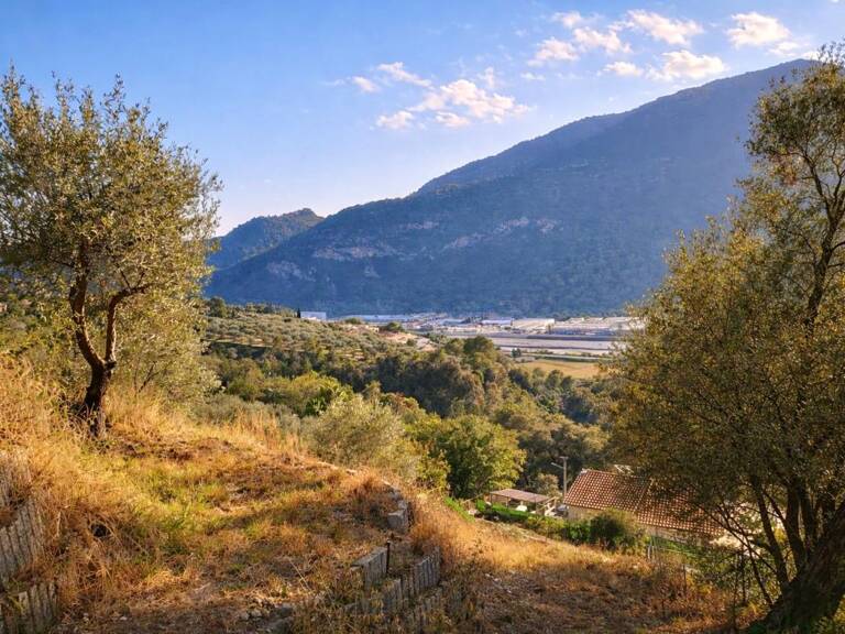 Terrain constructible Saint Martin Du Var 1129 m2, vue dégagée — photo 1
