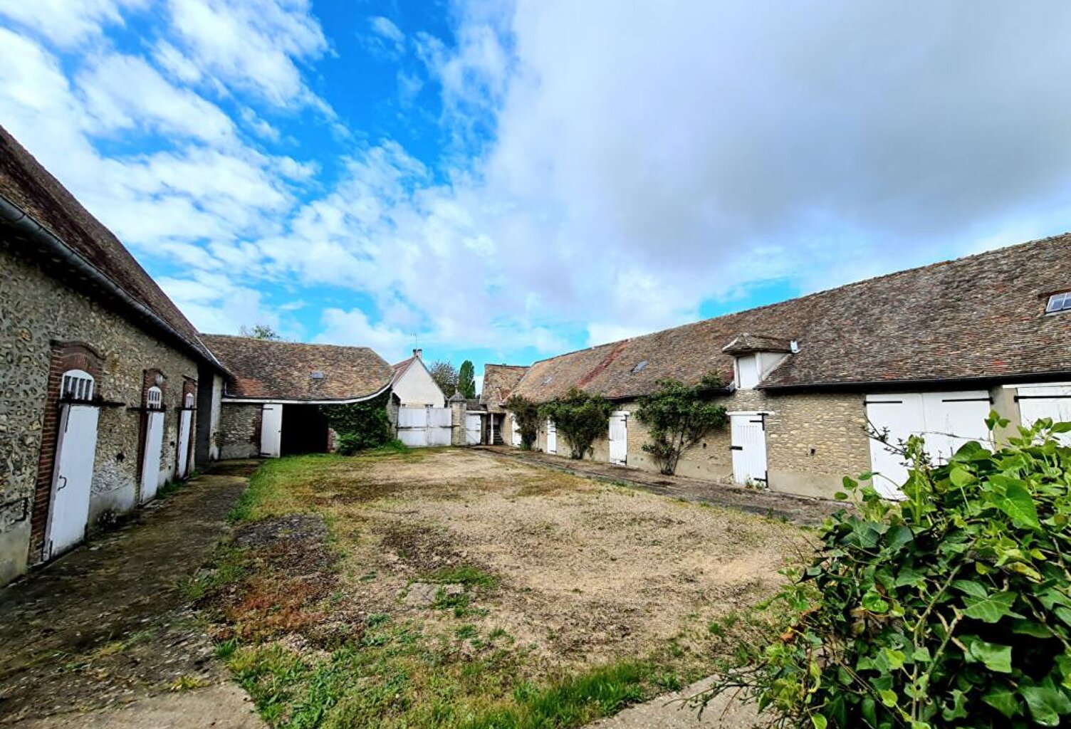Vesly - 2 Belles granges : une écurie et une ancienne grange dimière sur 1.200 m2 de terrain plat  - Prix : 243.500 — photo 1