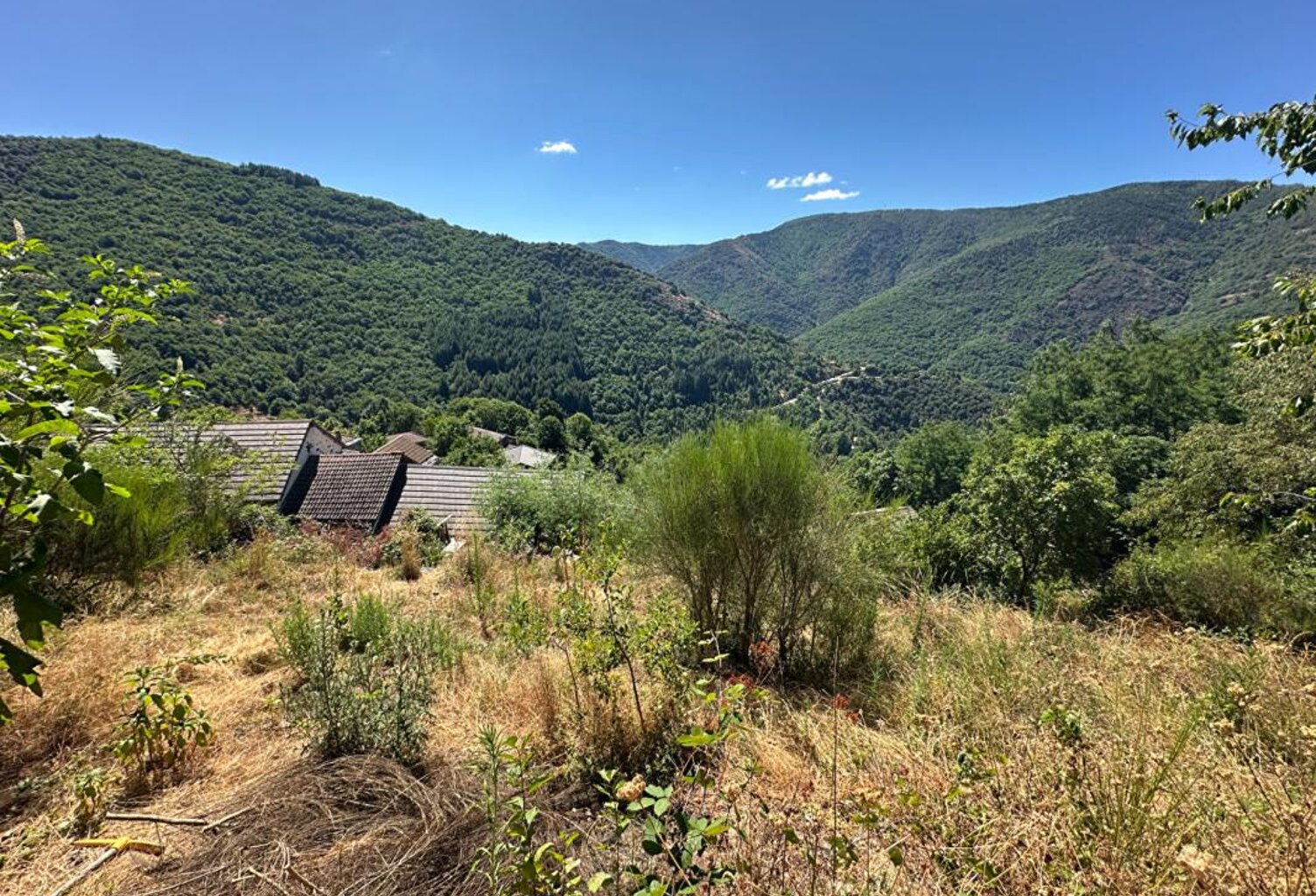 Authentique maison de hameau avec dépendances et vue dégagée — photo 1
