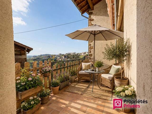 Maison de village avec vue, garage et terrain — photo du bien