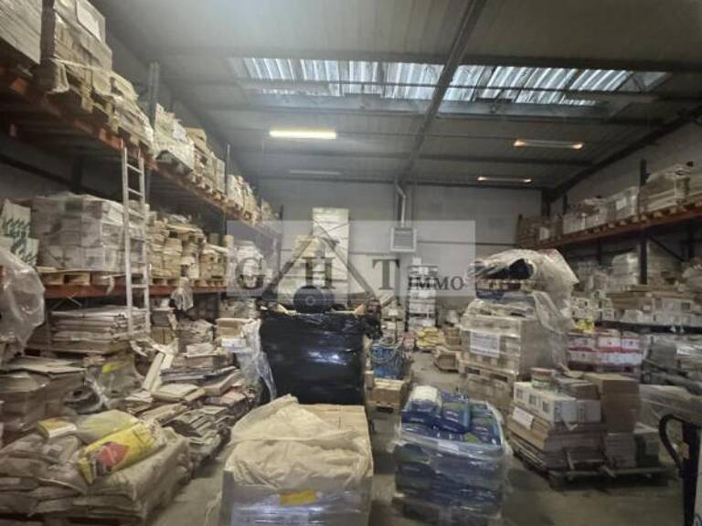ENTREPOT BUREAUX 427M2 A VENDRE SEVRAN — photo 1