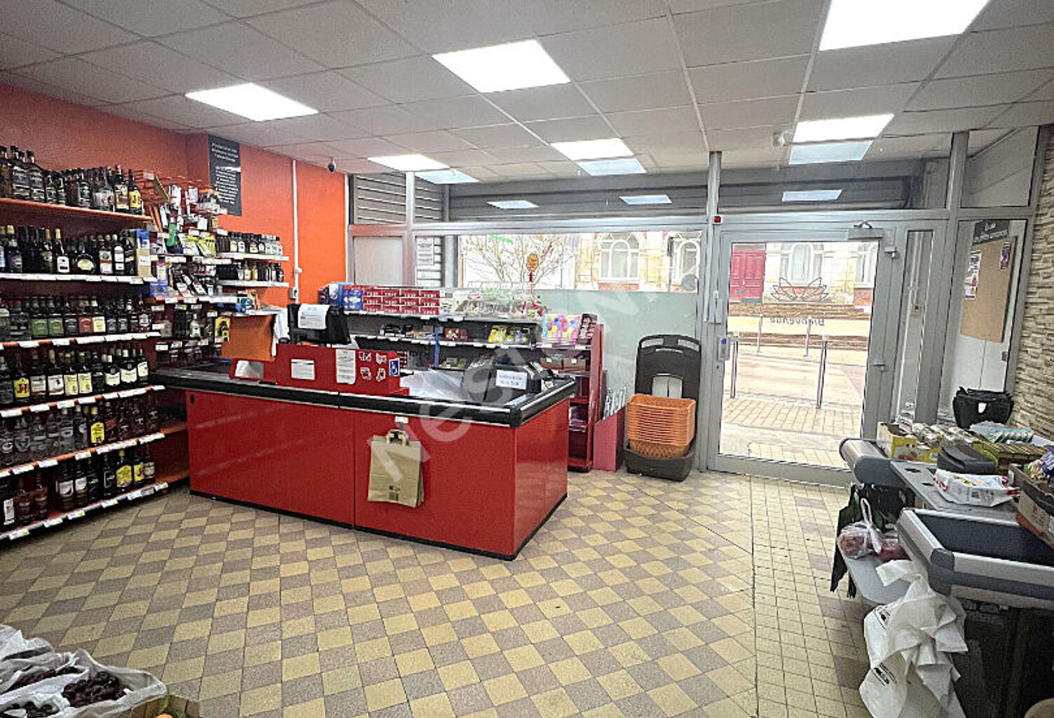 MONTCORNET : Local commercial (supérette) + Appartement — photo 1