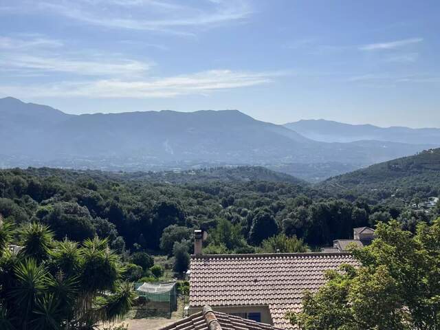 Vente Maison de village en pierres de taille, vue dégagée. — photo du bien
