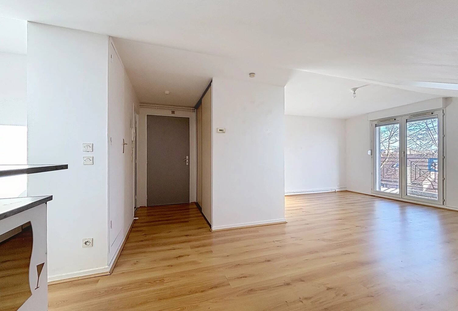 Studio 31 m2 lumineux avec balcon- Evry-Courcouronnes - Box fermé - Proche commodités — photo 1