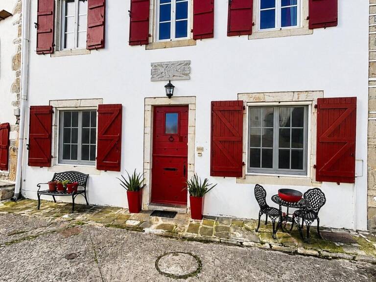 Découvrez cette superbe maison entièrement rénovée, prête à accueillir votre nouveau projet de vie. — photo 1
