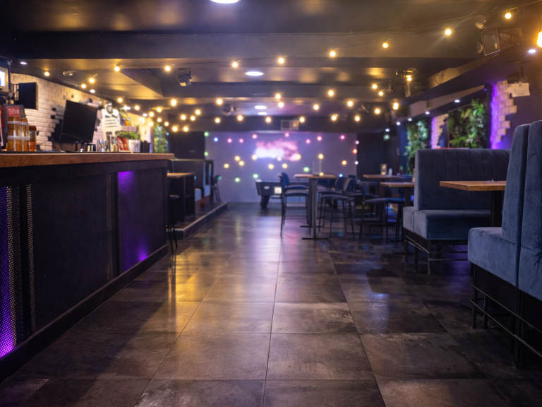 REMISE A LA VENTE    FONDS DE COMMERCE BAR E-SPORT   180m2 — photo 1