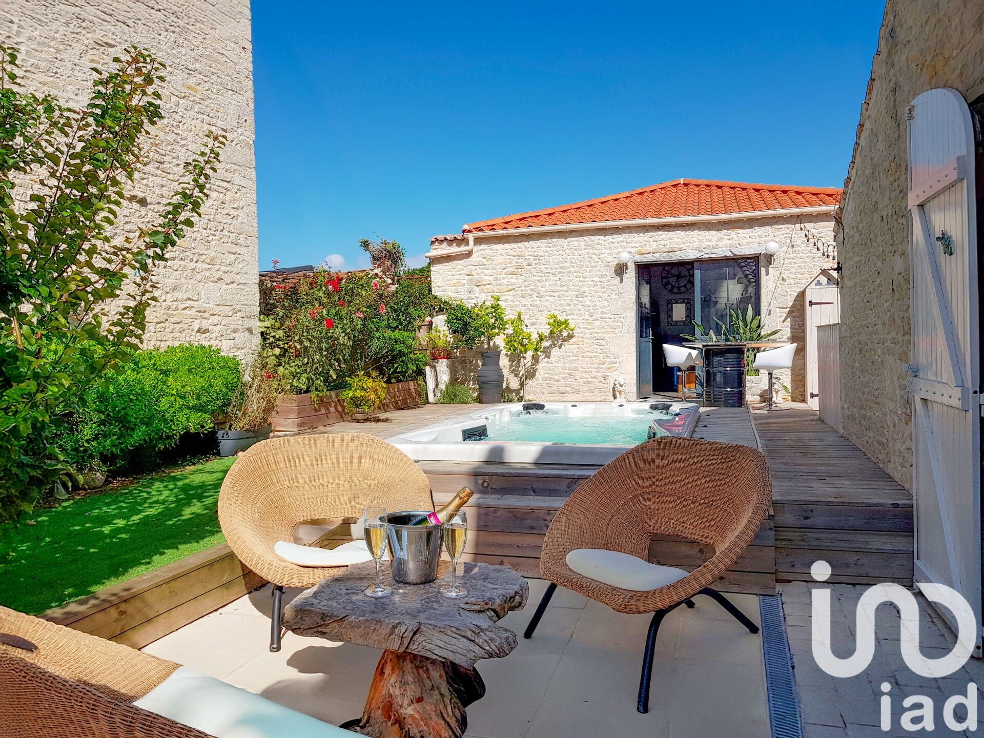 St-Medard-D-Aunis - 280m² - 8p. - 5ch.