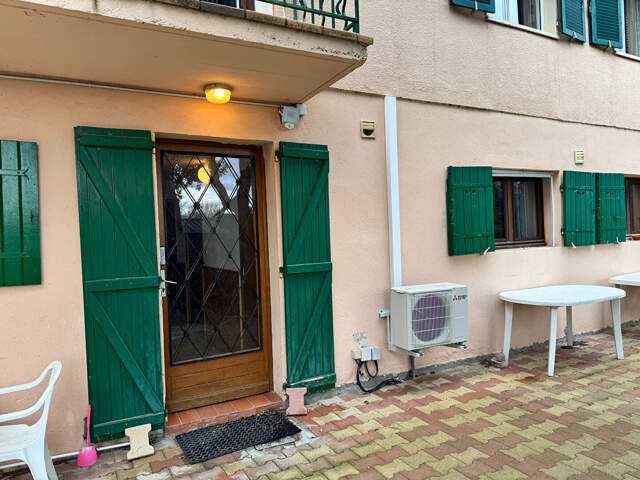Studio meublé climatisé avec terrasse, parking et toutes charges comprises — photo du bien