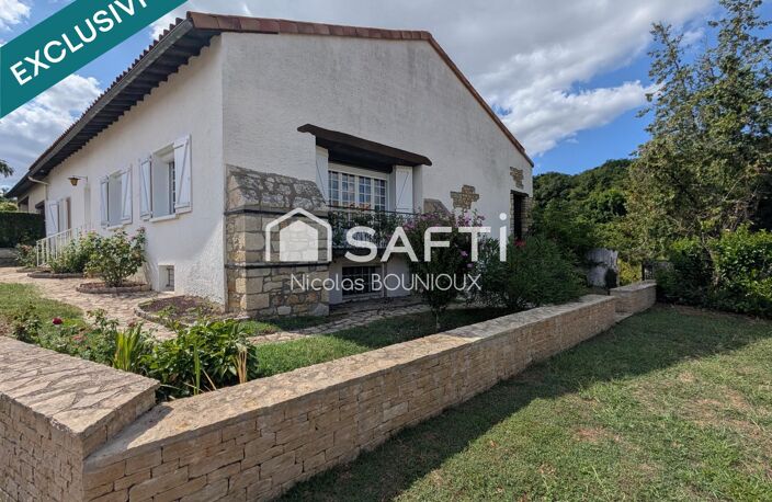 grande maison familiale  belle distribution coeur de village proche poitiers — photo 2
