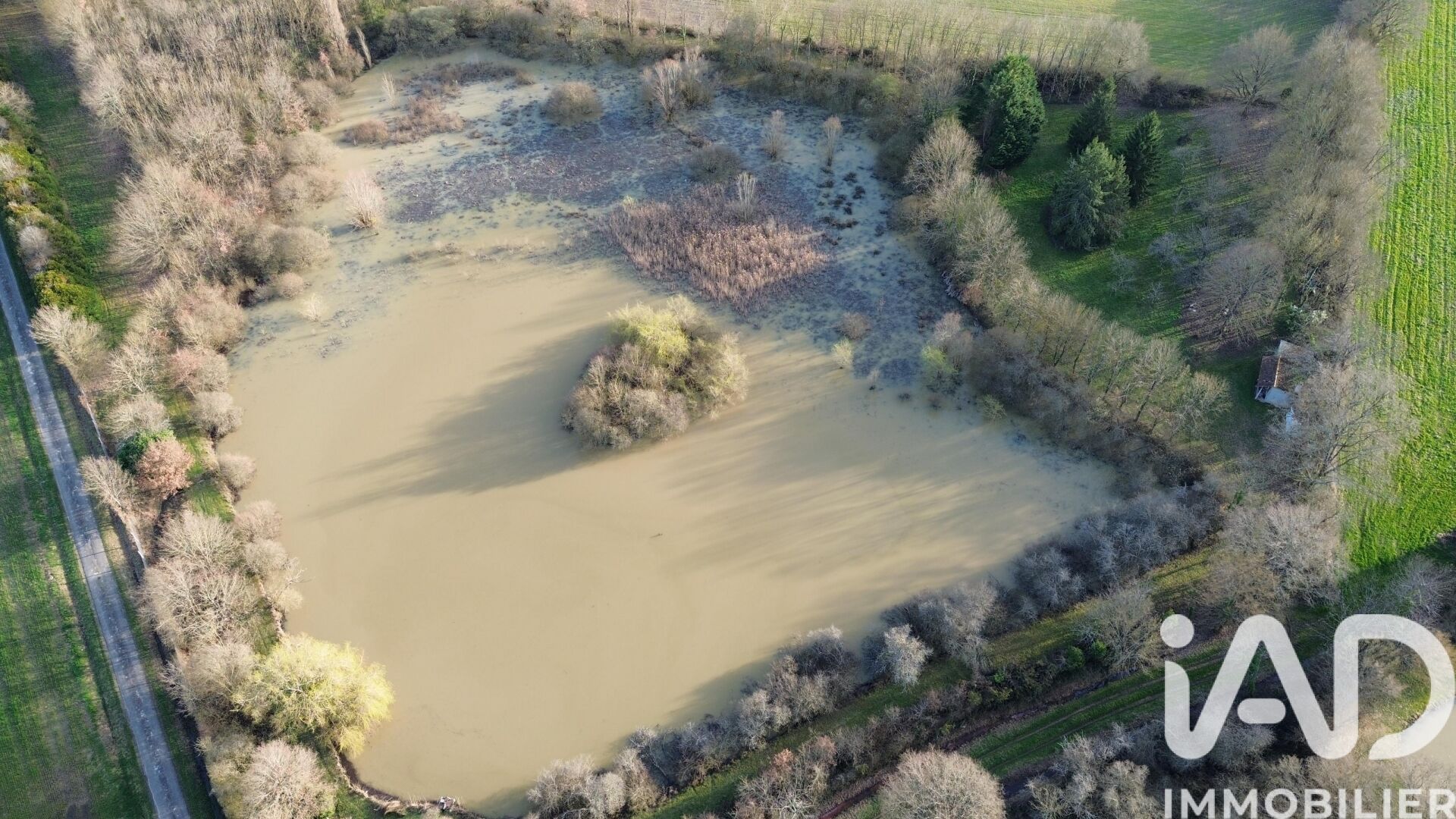 Usson-Du-Poitou - 32204m²