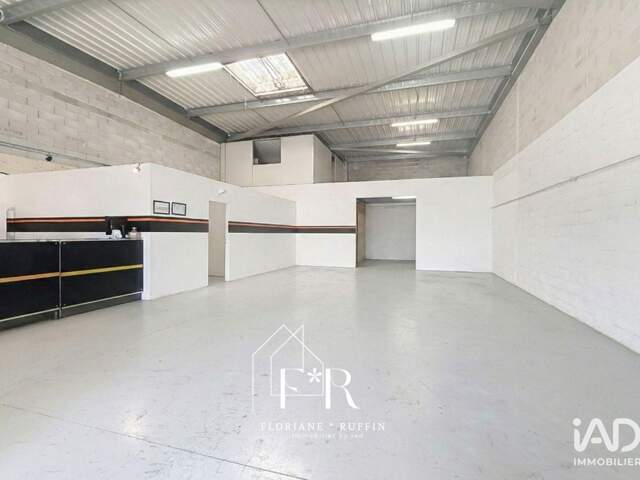 Location Local d'activités 245 m&sup2; — photo du bien