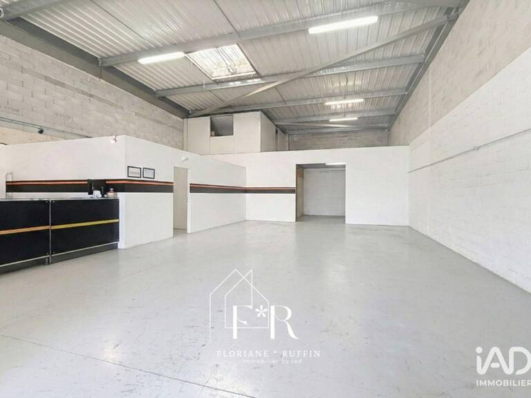 Location Local d'activités 245 m&sup2; — photo 1