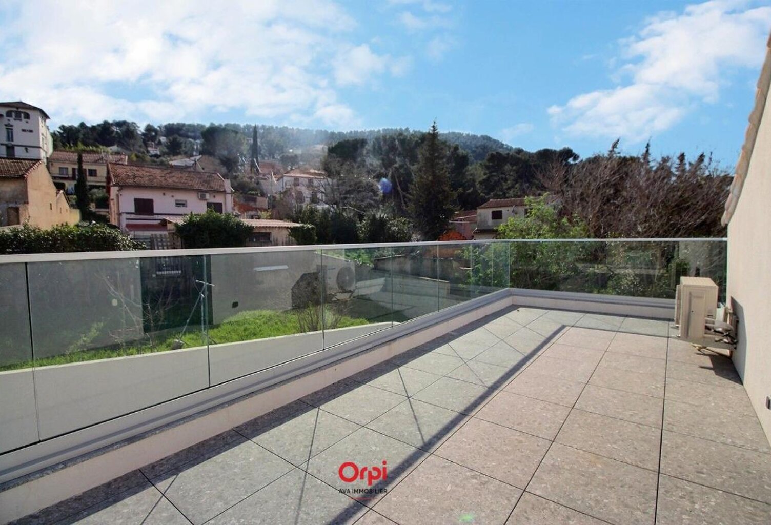 EXCLUSIVITÉ – MARSEILLE 11ᵉ – SUPERBE HAUT DE MAISON T4 RÉNOVÉ AVEC TERRASSES – MAISON CONNECTÉE — photo 1