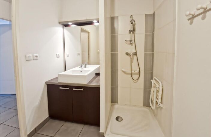 OFFRE SPÉCIAL INVESTISSEUR - LOUÉ - AUCAMVILLE – INVESTISSEMENT LOCATIF CLÉ EN MAIN DANS RÉSIDENCE SÉNIOR - APPARTEMENT T2 - TERRASSE  - PARKING - SÉCURISÉ - CALME - — photo 4