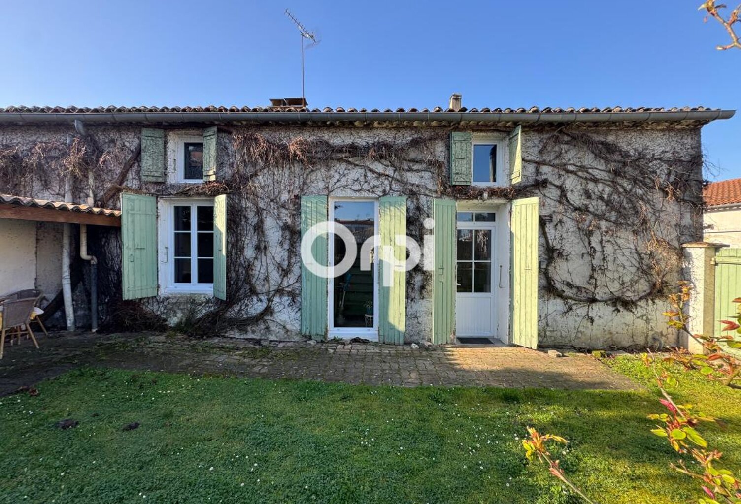 BREUILLET - ENSEMBLE IMMOBILIER - PLEIN CENTRE — photo 1