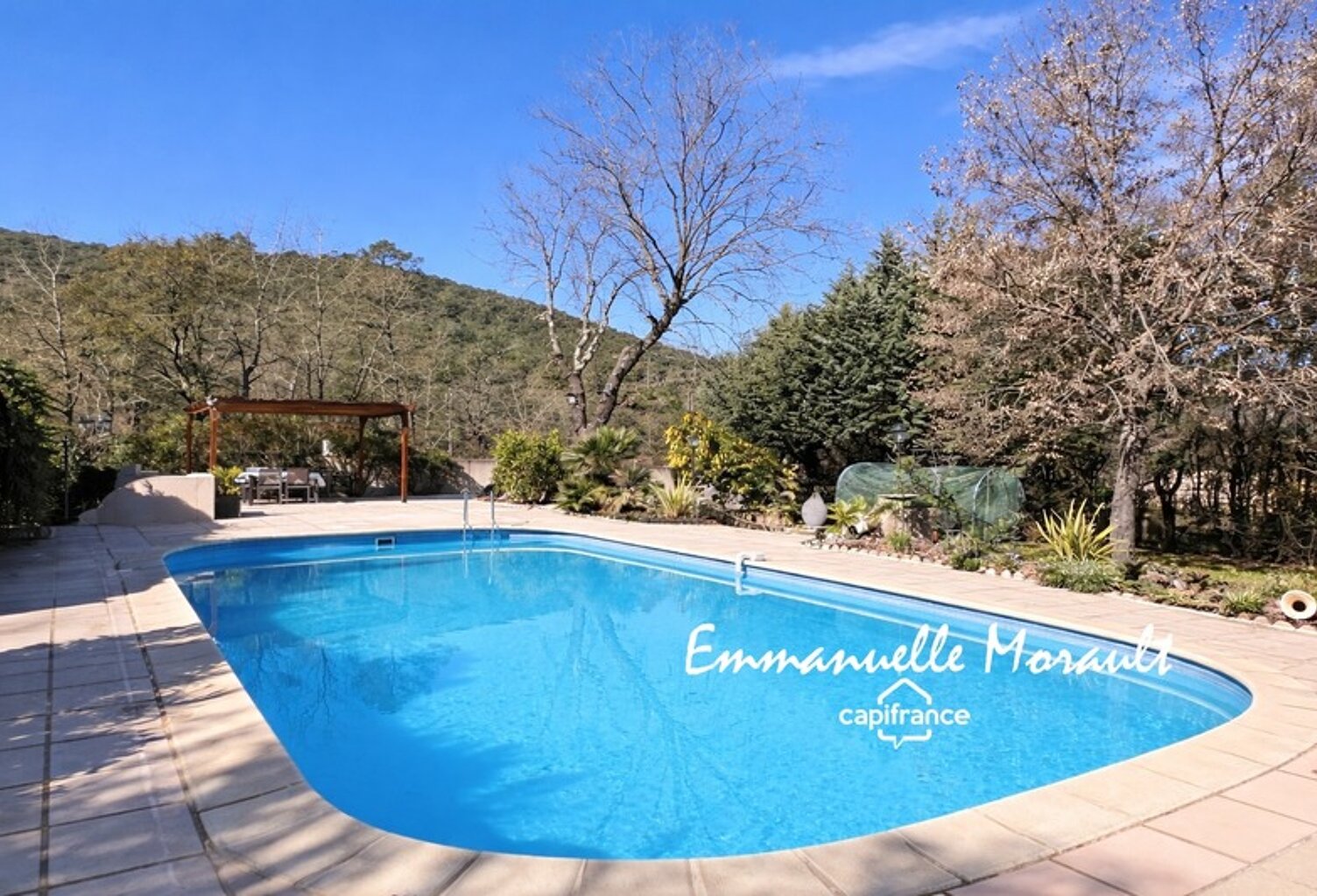 Villa de plain-pied avec piscine à BAGNOLS EN FORET (83) — photo 1