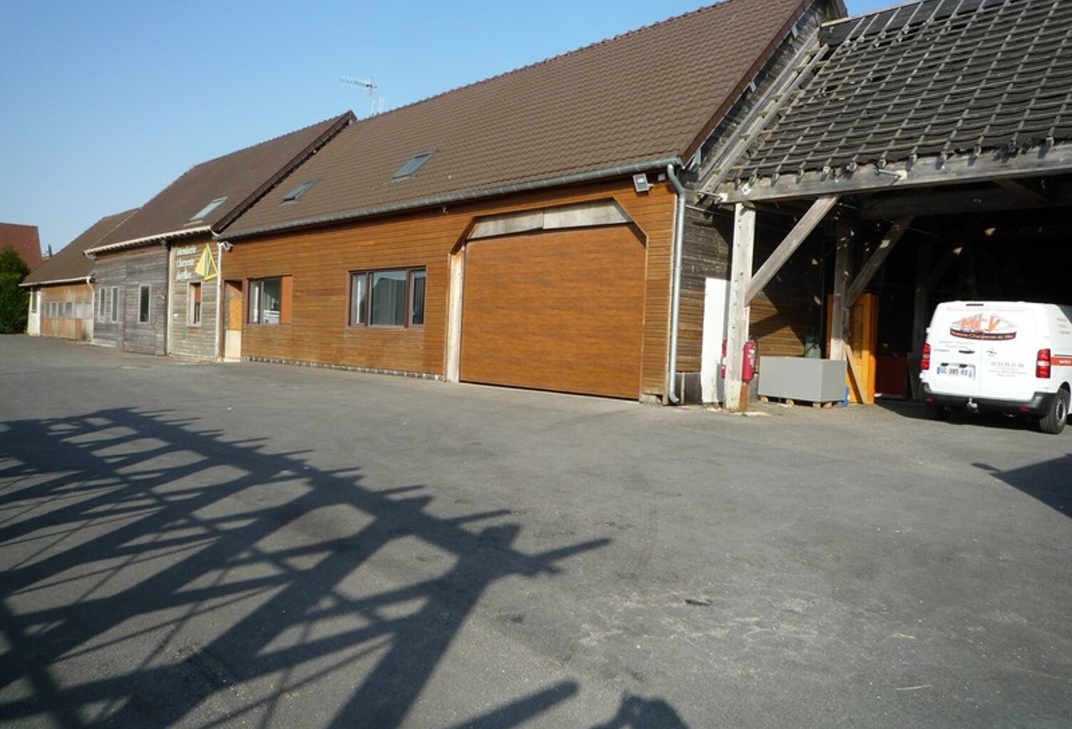 Dpt Aisne (02), LA CROIX SUR OURCQ  à vendre ensemble immobilier professionnel  1170 m2 ateliers et bureaux sur 3000 m2 de terrain — photo 1