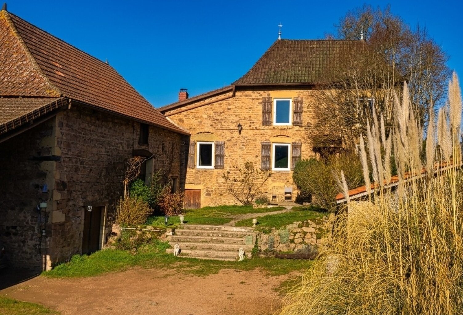 Maison de Maître bourguignonne Vue dégagée 7 pièces SAINT IGNY DE VERS (69) — photo 1