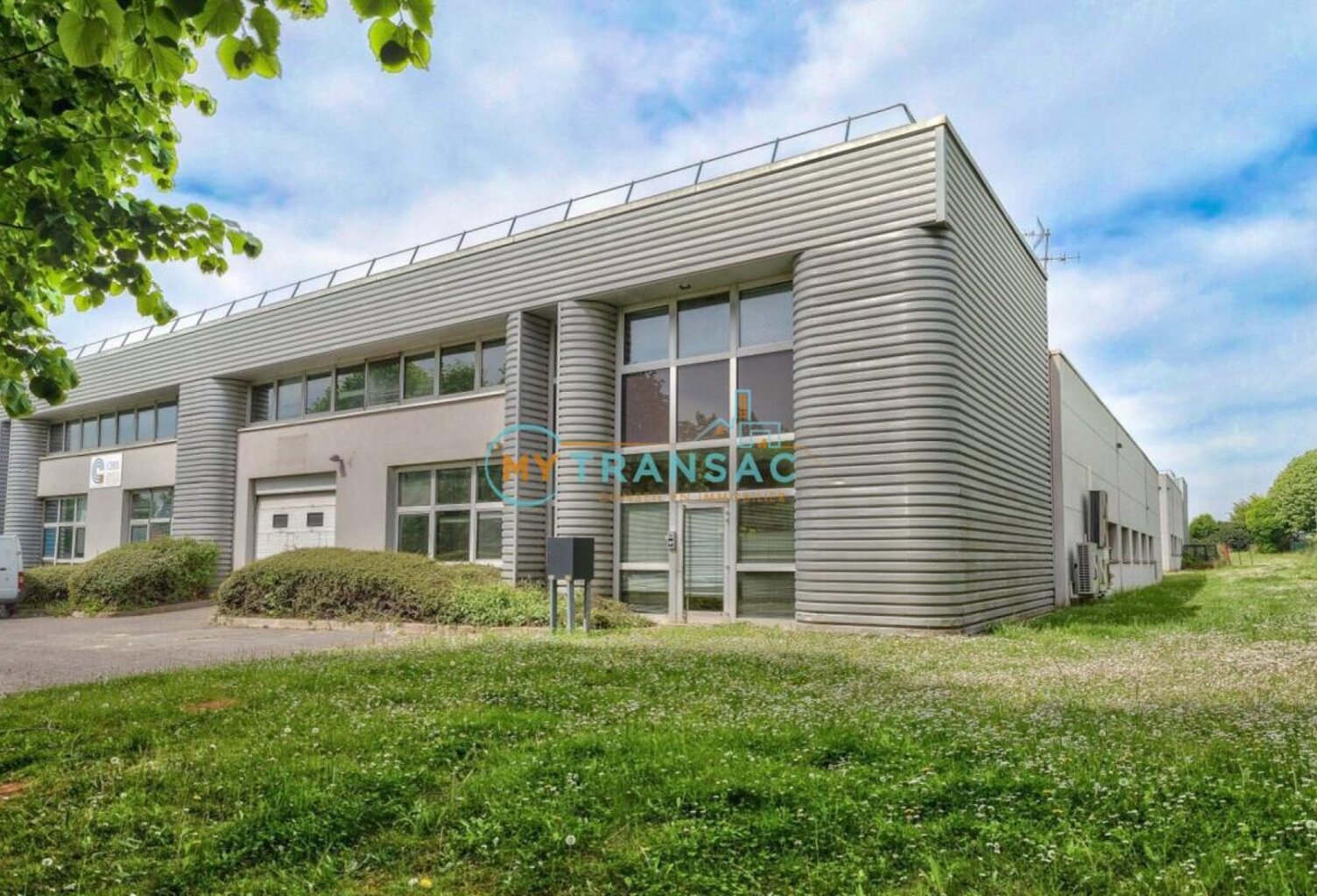TREMBLAY : A LOUER Local entrepôt 458m² — photo 1