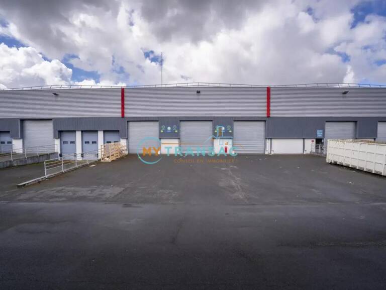 LES ULIS 4 305m² d'entrepôt à louer — photo 1