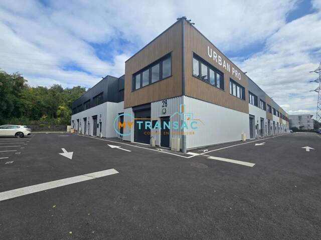 MY TRANSAC vous propose à la location une cellule d'activité de 329 m² avec entrepôt et bureaux possibles sur la commune de Neuilly-Plaisance. Idéal petite PME ou Artisan — photo du bien