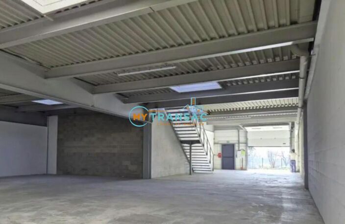MY TRANSAC vous propose à la location une cellule d'activité de 329 m² avec entrepôt et bureaux possibles sur la commune de Neuilly-Plaisance. Idéal petite PME ou Artisan — photo 3