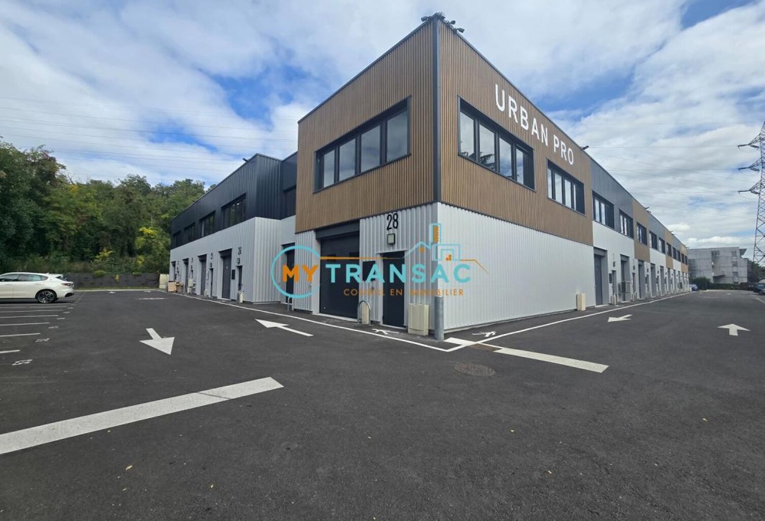 MY TRANSAC vous propose à la location une cellule d'activité de 158 m² avec entrepôt et bureaux possibles sur la commune de Neuilly-Plaisance. Idéal petite PME ou Artisan — photo 1