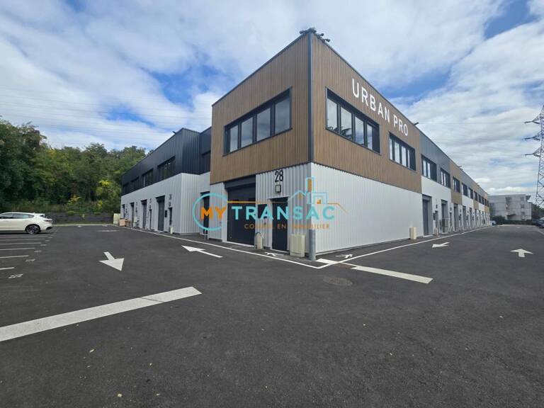 MY TRANSAC vous propose à la location une cellule d'activité de 158 m² avec entrepôt et bureaux possibles sur la commune de Neuilly-Plaisance. Idéal petite PME ou Artisan — photo 1