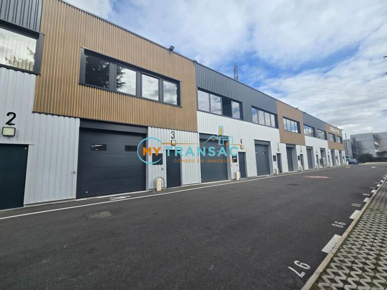 MY TRANSAC vous propose à la location une cellule d'activité de 160 m² avec entrepôt et bureaux possibles sur la commune de Neuilly-Plaisance. Idéal petite PME ou Artisan — photo 1