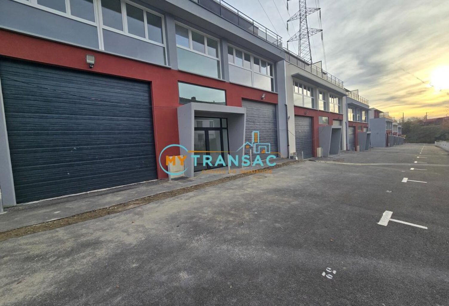 My Transac vous propose à la location des Locaux d'activité à partir de 270m² situé à GAGNY 93. Accès par porte sectionnelle de plain pied — photo 1