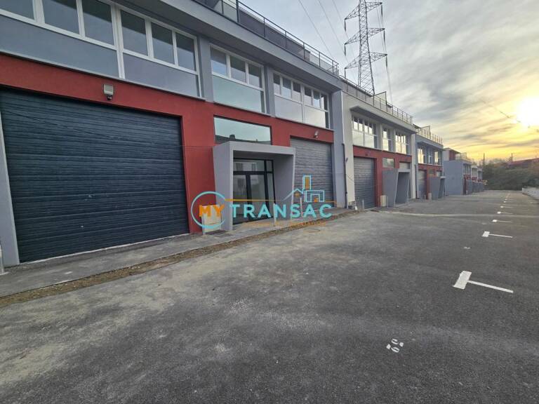 My Transac vous propose à la location des Locaux d'activité à partir de 270m² situé à GAGNY 93. Accès par porte sectionnelle de plain pied — photo 1