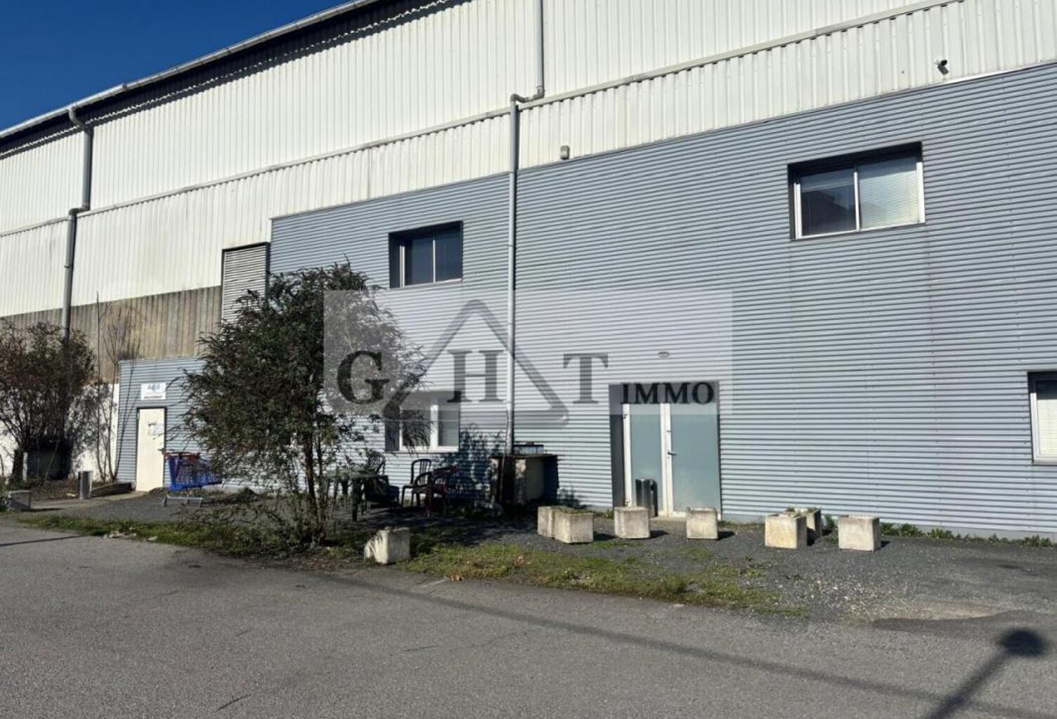 Entrepôt Bureaux A louer — photo 1