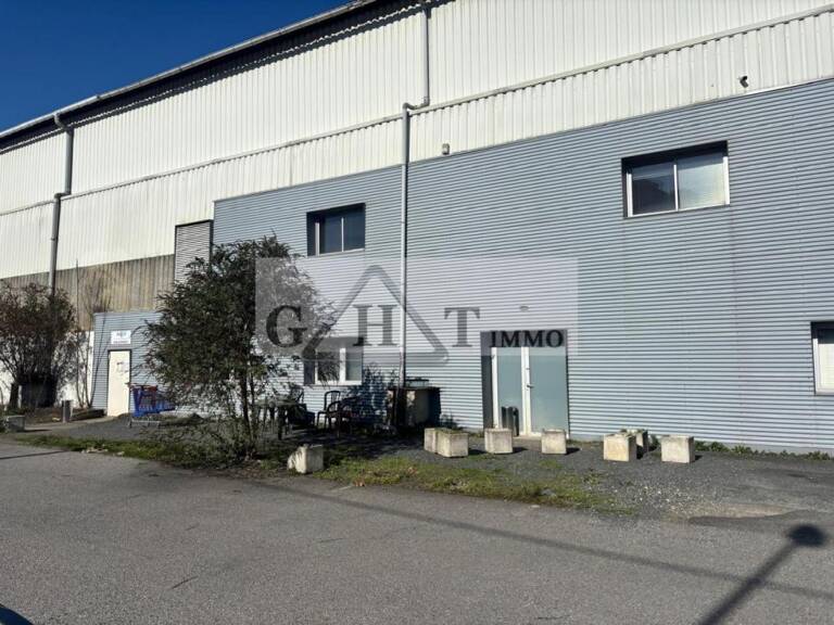 Entrepôt Bureaux A louer — photo 1