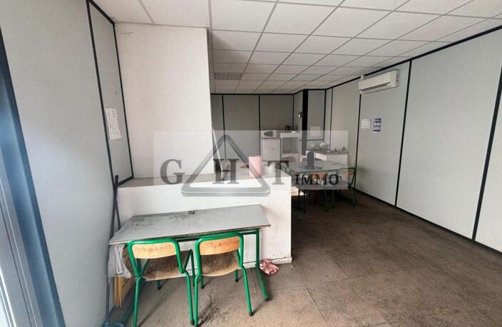 Entrepôt Bureaux A louer — photo 2