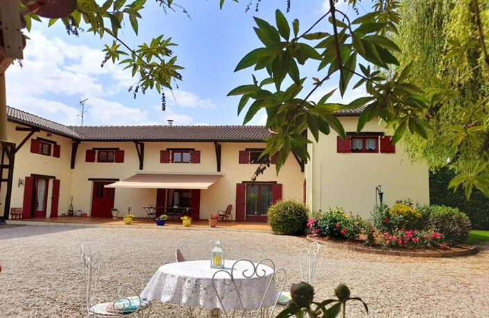 Superbe Maison de Village, Villa ou Propriété de Charme de 239 m² Entièrement Rénovée, avec sa Piscine chauffée, Poolhouse, Garage, Terrain de Pétanque, Dépendances et Terrain Clos et Arboré de 2874 m² — photo 2