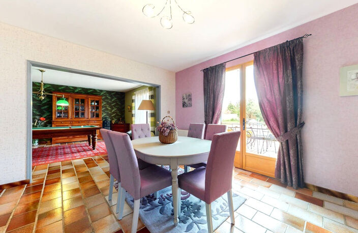 Superbe Maison de Village, Villa ou Propriété de Charme de 239 m² Entièrement Rénovée, avec sa Piscine chauffée, Poolhouse, Garage, Terrain de Pétanque, Dépendances et Terrain Clos et Arboré de 2874 m² — photo 4