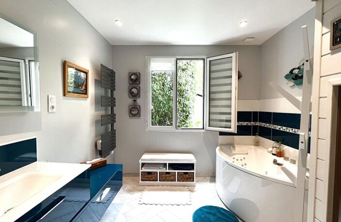 Superbe Maison de Village, Villa ou Propriété de Charme de 239 m² Entièrement Rénovée, avec sa Piscine chauffée, Poolhouse, Garage, Terrain de Pétanque, Dépendances et Terrain Clos et Arboré de 2874 m² — photo 5