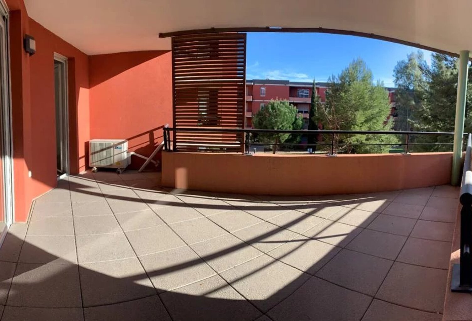 MONTPELLIER OUEST Quartier Grand M Clinique Saint-Roch T4 traversant avec vastes terrasses, un garage et une place de parking — photo 1