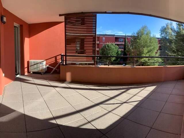 MONTPELLIER OUEST Quartier Grand M Clinique Saint-Roch T4 traversant avec vastes terrasses, un garage et une place de parking — photo du bien