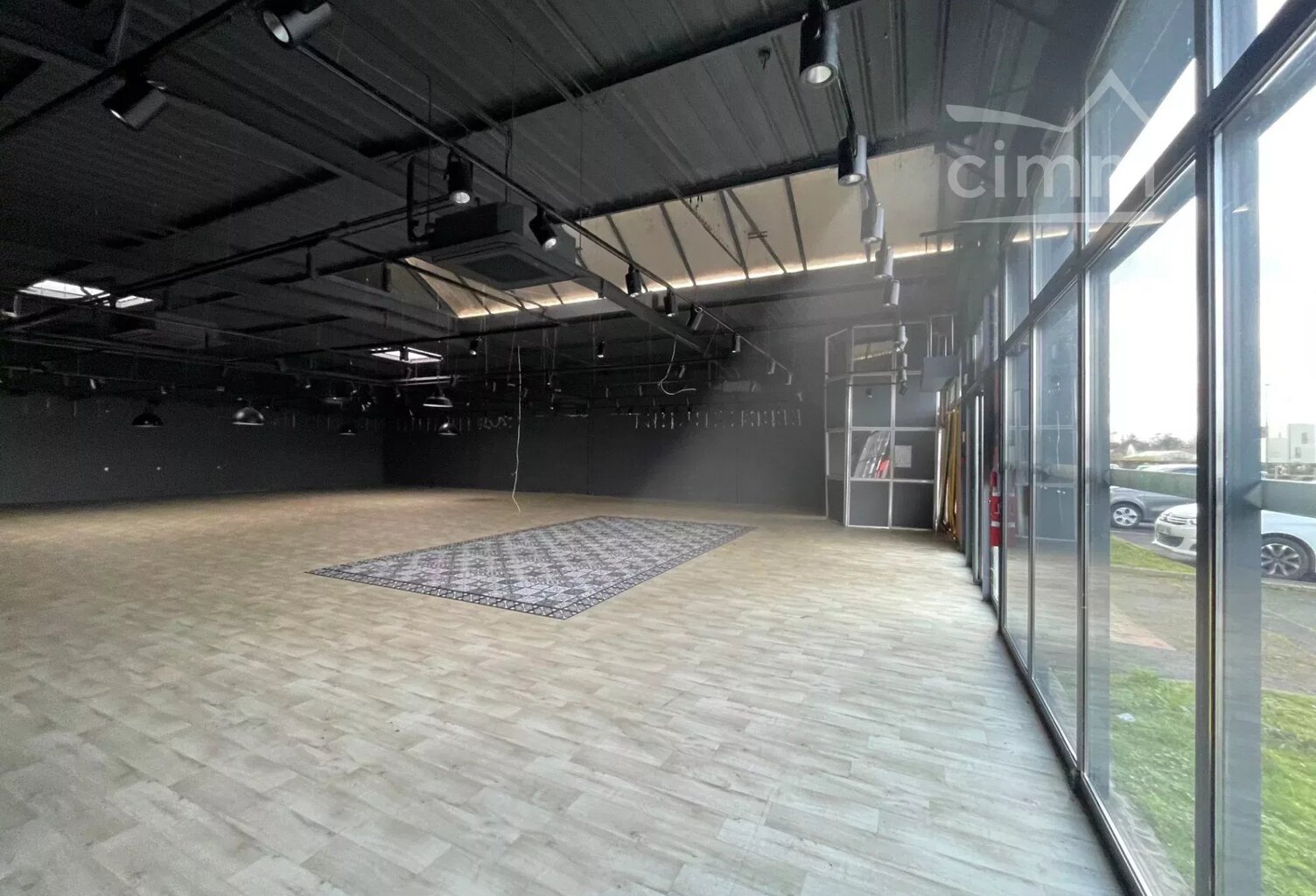 Local commercial — photo 1