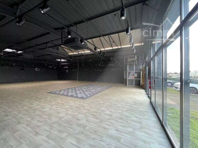 Local commercial — photo 1