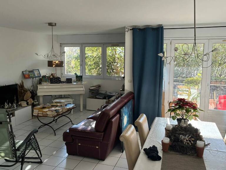 Grande maison de ville avec extérieur — photo 1