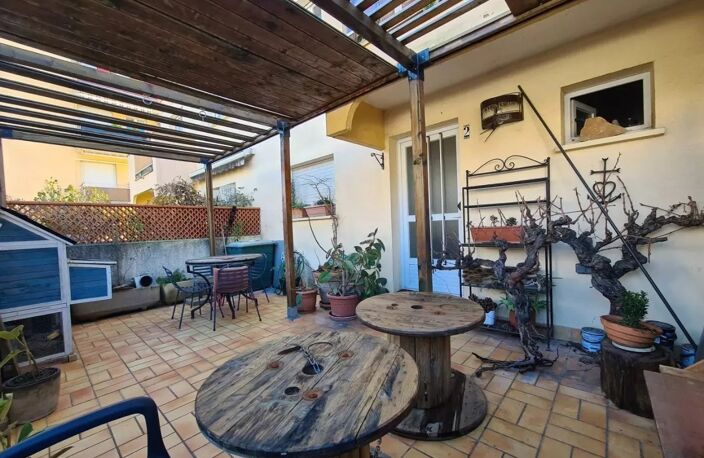 Grande maison de ville avec extérieur — photo 3