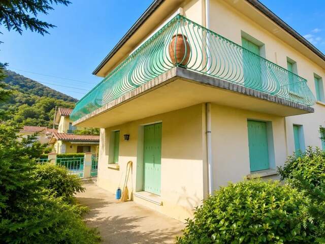 Maison de ville avec 2 appartements et 3 garages avec jardin — photo du bien