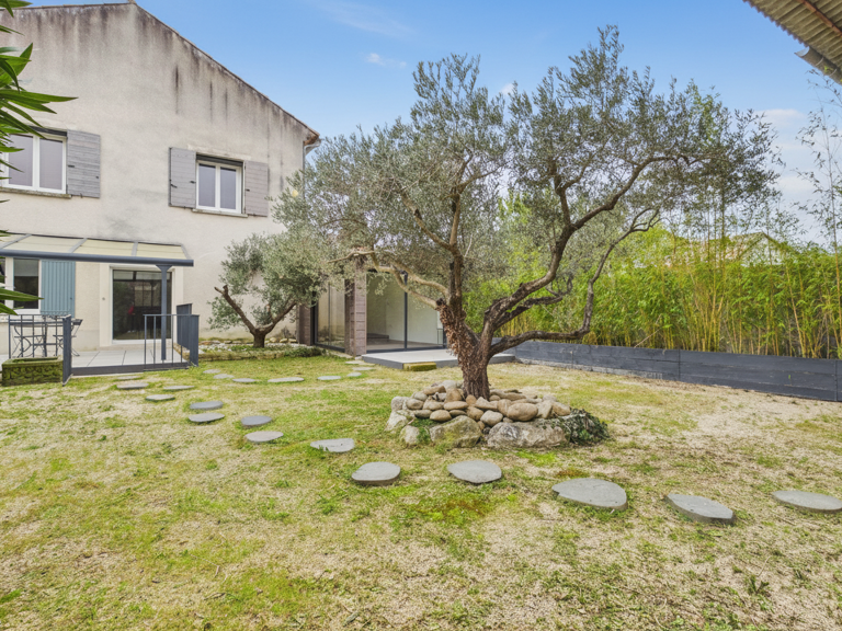 Appartement de 90m2 avec jardin, hangar et dépendance — photo 1