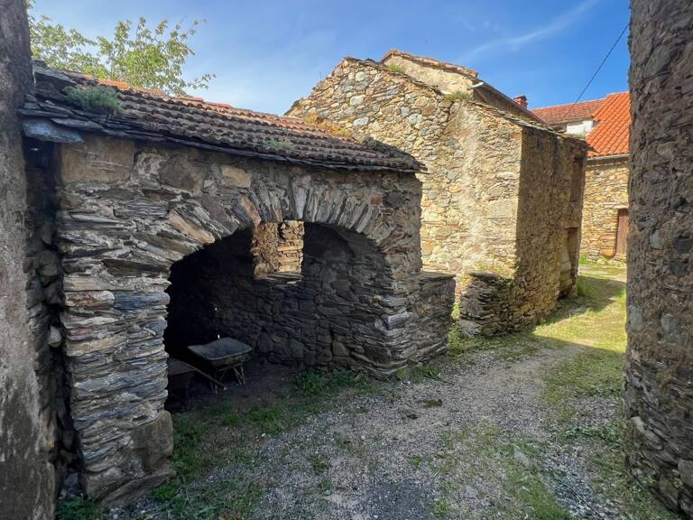 Maison de village Ensemble bâtiments en pierres — photo 1